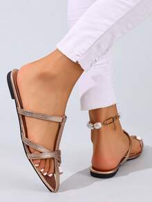 Novas Chinelos em Formato de H para Mulheres, Sandálias Romanas de Estilo Casual da Moda de Celebridades da Internet, Deslizantes Planas Confortáveis Pretas/Bege/Marrons com Relevo, Sandálias Cunha Elegantes Francesas de Deserto Recomendadas por Blogueiras com Strass e Sola Grossa, Calçados de Praia de Verão, Chinelos Minimalistas Antiderrapantes e Antiodor para Uso Interno e Externo, Sandálias Planas com Decoração Metálica em Padrão de Crocodilo - Rosa ouro - Visão 4