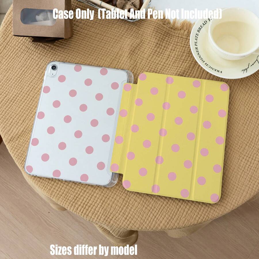 Ốp bảo vệ gấp 3 bằng acrylic có khe đựng bút chì, họa tiết chấm bi Macaron. Đặc điểm của ốp bảo vệ máy tính bảng: Thiết kế chân đế gấp 3, chức năng tự động bật/tắt màn hình, mặt lưng mềm trong suốt, khe đựng bút chì tích hợp, các đường cắt chính xác, nhẹ và dễ mang theo. Tương thích với iPad Mini 4/5/6/7, 5/6/8/9/10/11, Air 3/4/5/6/7, Pro 10.5/11/12.9/13 inch. Cũng tương thích với tất cả các dòng Galaxy Tab S6Lite/S7/S8/S9/S10/FE/Plus/A8/A9Plus. - Nền màu vàng với chấm bi hồng. - Xem 1