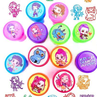 Hasbro Juego de sellos con temática de grupos femeninos de K-POP - Incluye arte de sellos con personajes de dibujos animados vibrantes y adorables, ideal como coleccionable para fans, adecuado para diarios, planificadores, manualidades DIY y decoraciones. Diseño de alta calidad y duradero, regalo perfecto para fans de grupos femeninos de K-POP, amantes de la papelería y manualistas