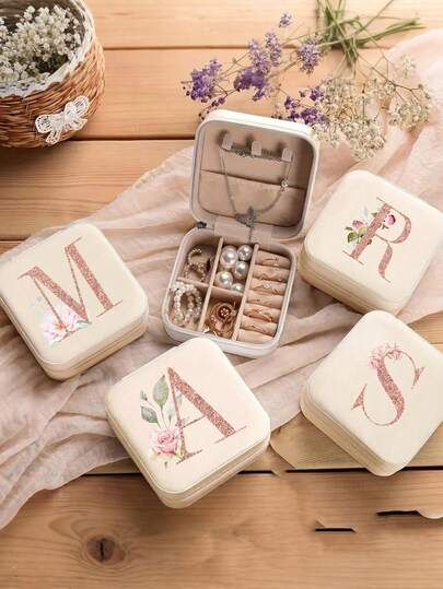 经典仿皮首饰盒，拉链封口，防水轻便，是旅行的理想之选。饰有A-Z花卉图案，采用PU皮革材质，风格简约高雅。配有可拆卸项链展示架和戒指/耳环分隔板。精美的盒盖和收纳设计，是送给女性的优雅礼物。