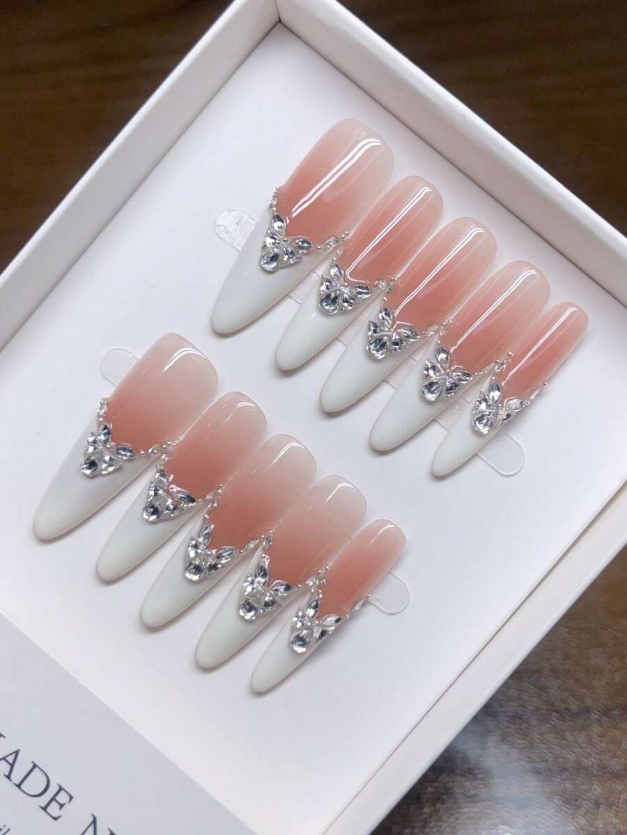 纯手工制作可佩戴美甲贴片，长杏仁形。手工绘制个性化法式白色风格女孩美甲贴片，高品质优雅简约设计，春夏全贴美甲贴片，Y2K风格美甲贴片，独特小众创意假指甲，日常美甲贴片，可爱现代风格美甲贴片，适合日常佩戴，可拆卸可重复使用。