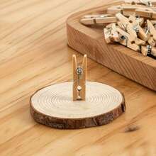 150 قطعة دبابيس غسيل خشبية صغيرة طبيعية مع حبل الخيش - مشابك صور ريفية، مشابك حرف DIY، خطاطيف تعليق الغسيل وهدايا حفلات الزفاف، إحساس خشبي أصيل ومتعدد الاستخدامات، يمكن طلائها لديكور عيد الميلاد DIY - متعدد الألوان - مشاهدة 9