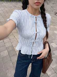 Rikumo Camisa de verano con cuello redondo, fruncido delantero, lazo y abertura en el bajo, de estilo casual y cómodo con patrón de rayas azules y blancas para mujer - Azul y blanco - Ver 1