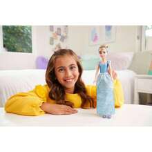 Mattel 公主娃娃，时尚可动娃娃，配有闪亮服装和配饰，电影玩具，HLW06 - Cinderella - 查看 2