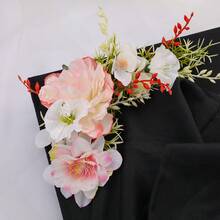 Decorazione per tocco da laurea fatta a mano con fiori di peonia rosa e bianchi, impreziosita da bacche rosse e fogliame verde, decorazione per tocco da laurea, regalo di laurea personalizzato per feste di laurea universitarie e delle scuole superiori, spiaggia, matrimonio - Multicolore - Visualizzare 5