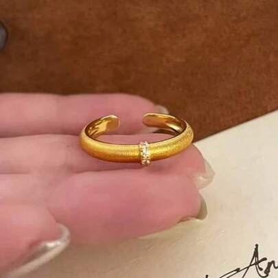 18 Karat vergoldeter vintage strukturierter minimalistischer offener Ring mit Zirkonia Stein, eleganter französischer Stil