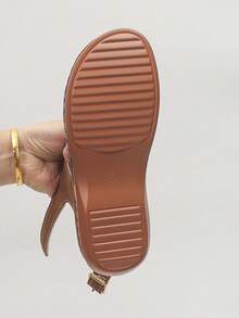 Sandal nữ cỡ lớn mùa hè kiểu dáng mới, màu nâu mờ và đỏ tía, khoét rỗng, thoáng khí, mũi tròn, có khóa điều chỉnh, đế xuồng, đế dày, thích hợp cho mặc hàng ngày, đi biển, du lịch, nhẹ và thoải mái. - Màu nâu phủ lớp sương mờ cao cấp màu đỏ tía. - Xem 9