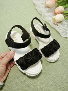 1 đôi sandal hè màu đen cho bé gái, đế dày, quai ngang xếp ly màu đen có khóa dán, kiểu dáng công chúa trẻ trung, đa năng, phù hợp cho tiệc tùng, họp mặt, đám cưới, kỳ nghỉ. - màu đen - Xem 1