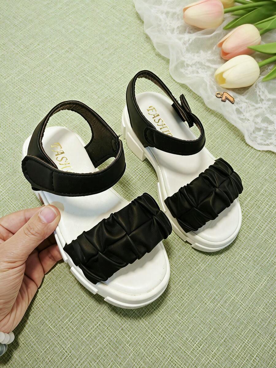 1 đôi sandal hè màu đen cho bé gái, đế dày, quai ngang xếp ly màu đen có khóa dán, kiểu dáng công chúa trẻ trung, đa năng, phù hợp cho tiệc tùng, họp mặt, đám cưới, kỳ nghỉ. - màu đen - Xem 1