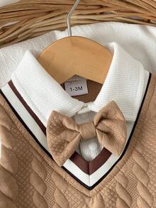 男婴卡其色编织纹理背心，配白色领子、同色系纯色领带、长袖连体衣和高腰裤，展现精致的英伦学院风，细节考究。 - 卡其色 - 查看 4