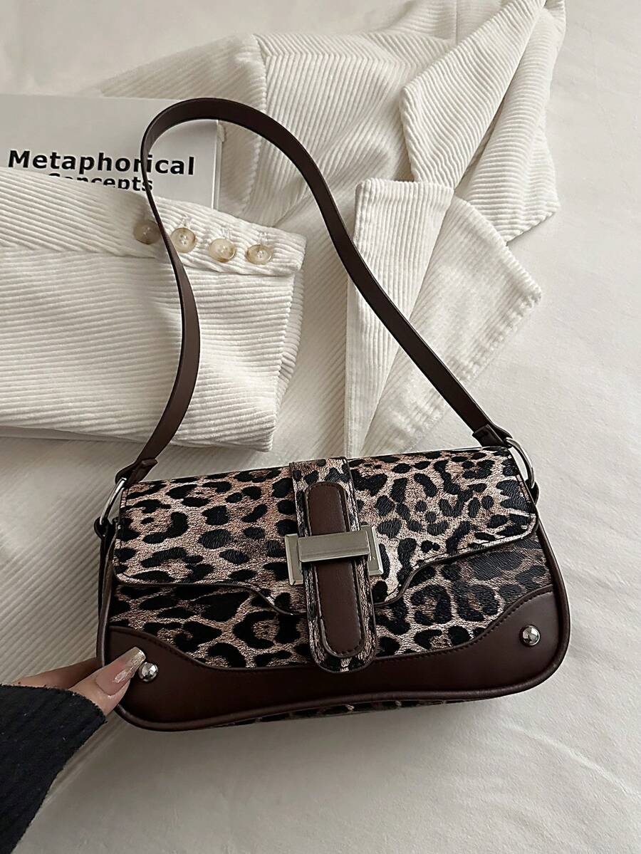 Nova bolsa de mão com estampa de leopardo e detalhes em tachas, perfeita para festas, passeios, férias, compras e uso diário. Ideal para guardar moedas e celulares, também perfeita como bolsa de trabalho para executivas, estudantes universitárias e funcionárias de escritório. Uma bolsa feminina elegante.