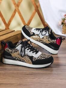 这款女士休闲运动鞋采用豹纹元素，搭配金色亮片，融合了复古欧美风格的滑板鞋设计，TPR鞋底防滑耐磨，适合日常穿着、通勤、旅行和校园活动。 - 紋 - 查看 4