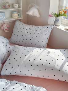 海盐蓝爱心印花床上用品套装 - 柔软亲肤的涤纶被套，包含1个被套、1个床单和2个枕套，日式简约风格，黑色爱心印花，纯色床单，适用于单人床、双人床、标准双人床、大号双人床，家居及卧室装饰，被套和枕套不含被芯，四季皆宜。 - 淺藍色 - 查看 6