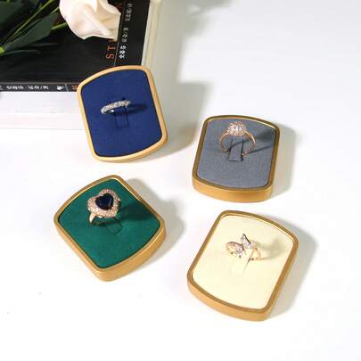 1 chiếc giá trưng bày nhẫn hình chữ L bằng nhung, khung vàng 4 ngăn, giá đựng nhẫn để bàn dùng cho cửa hàng trang sức và gia đình.