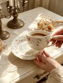 Set di stoviglie in ceramica con delicata decorazione floreale in rilievo, stile principessa fuggitiva francese. Disegno floreale in rilievo, finitura in smalto bianco latte con un'aura morbida ed elegante. Set completo di piatti, ciotole e tazze, design di piatti profondi per prevenire fuoriuscite. Materiale in ceramica, adatto a microonde e forno. Adatto per la ristorazione domestica, il pomeriggio del tè, aggiunge un'atmosfera di giardino francese al tuo tavolo da pranzo con caratteristiche sia estetiche che pratiche. - Multicolore - Visualizzare 2