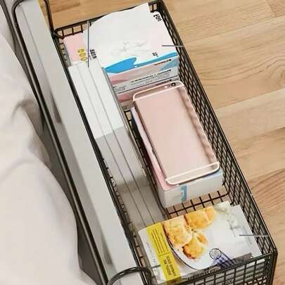 Giỏ đựng đồ treo tường cạnh giường, thích hợp cho ký túc xá sinh viên để đựng đồ ăn vặt. Không cần khoan, khung kim loại chắc chắn và móc treo ổn định, tiết kiệm không gian. Dễ dàng cất giữ quần áo, chăn ga gối đệm - dùng cho ký túc xá, phòng ngủ, tủ quần áo. Giỏ đựng đồ đan lát.