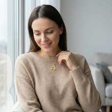 1件母女手牵手锆石项链，可调节金色链条，铜质，日常佩戴，送给妈妈的绝佳礼物 - 金色 - 查看 8