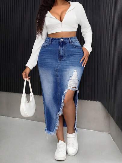 Chân váy denim dáng midi xẻ cao, rách gấu, bất đối xứng dành cho nữ cỡ lớn.