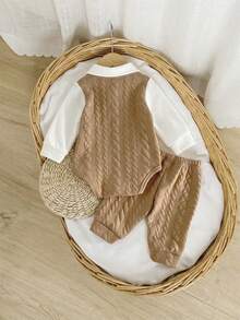 男婴卡其色编织纹理背心，配白色领子、同色系纯色领带、长袖连体衣和高腰裤，展现精致的英伦学院风，细节考究。 - 卡其色 - 查看 3