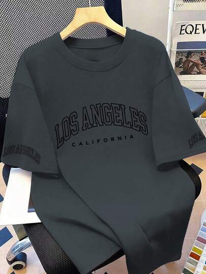 Camiseta de mujer de talla grande con cuello redondo, estampado gráfico de letras casual y holgada, inspirada en Los Ángeles, California. Adecuada para vacaciones de verano