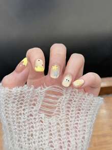 可爱短款方形美甲，淡黄色星星眼睛设计，手工美甲，适合短指甲日常佩戴。淡黄色奶油色边缘搭配手绘星星眼睛，充满俏皮魅力，甜美女孩必备。闪亮底胶，打造闪耀动感的美甲效果。 - 彩色 - 查看 5