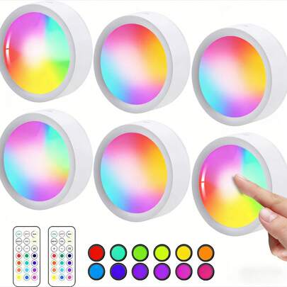 Juego de 6 piezas de accesorios de iluminación LED, equipados con 2 controles remotos; pertenecientes a los productos de iluminación inalámbrica para gabinetes, alimentados por baterías. Estas luces se pueden fijar a los gabinetes para su uso, tienen funciones de cambio de color y también están equipadas con reguladores de intensidad y temporizadores. Además, también es un dispositivo de iluminación alimentado por batería adecuado para armarios.