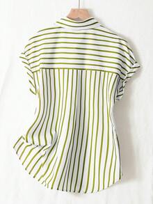 Áo sơ mi tay ngắn dáng suông vai rớt, kẻ sọc thời trang mùa hè, chất liệu polyester, cài cúc phía trước phối màu tương phản, thiết kế ngắn phía trước dài phía sau. - Nền trắng với các sọc xanh lá cây - Xem 3