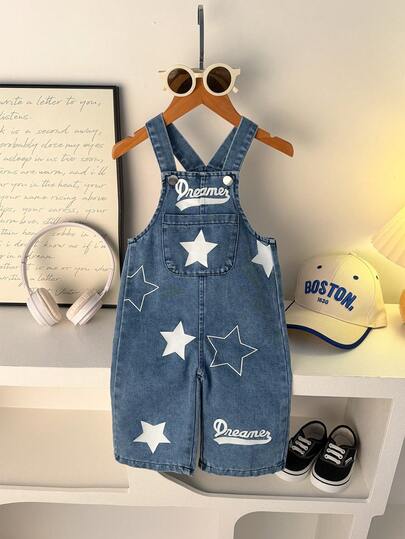 1件男婴时尚街头风蓝色背带印花连体裤，带前口袋，适合夏季街头、上学和休闲穿着。