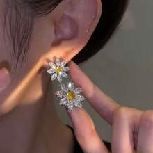 1 par de pendientes elegantes con colgante de girasol, estilo dulce; 2 juegos de pendientes pequeños de margarita con circonita brillante, adecuados para hombres y mujeres - Multicolor - Ver 3