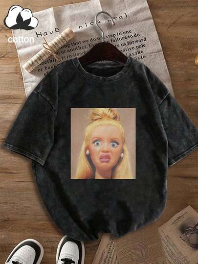 《Women'sDaily》这是一幅超写实的肖像画，其主要亮点在于运用极其逼真的笔触来放大她标志性的夸张面部特征，从而营造出强烈的视觉冲击力和讽刺意味。圆领短袖休闲春/秋/夏T恤上衣女装