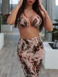 Conjunto de biquíni com estampa de leopardo, composto por top e saia midi justa. Look casual, sexy e confortável para férias, festas, Dia das Mães, shows, estilo urbano, aniversários, baladas, festivais e para a primavera, verão e outono. - Multicolorido - Ver 2