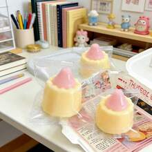 Bánh bông lan vàng mềm dẻo + Dâu tây - Chất liệu mềm mại, dễ bóp, bánh dâu tây đáng yêu như thật, giúp giảm căng thẳng, món quà chơi khăm hoàn hảo cho ngày Cá tháng Tư hoặc sinh nhật. - Nhiều màu - Xem 3