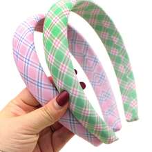 Faixa de cabelo larga e versátil em tecido de poliéster com estampa xadrez, feita com espuma de alta qualidade. Ideal para mulheres e meninas usarem no dia a dia, em eventos ao ar livre, casamentos, formaturas, festas, decoração de feriados, viagens e aniversários. - verde - Ver 4