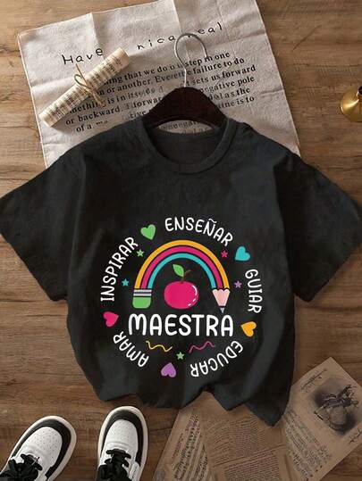 Họa tiết chủ đạo hàng ngày dành cho phụ nữ cỡ lớn: Cầu vồng và quả táo. Cầu vồng: Nằm ở trung tâm phía trên của hình ảnh, màu sắc rực rỡ (đỏ, cam, vàng, xanh lá cây, xanh dương và tím) cùng đường cong hoàn chỉnh tạo nên một bầu không khí sống động và dịu nhẹ. Hai đầu cầu vồng được trang trí bằng các yếu tố như trái tim, ngôi sao và bong bóng hình trái tim. Quả táo và bút chì: Một quả táo đỏ nổi bên dưới cầu vồng, với một chiếc bút chì màu được cắm ở phía trên. Đây là một biểu tượng kinh điển trong giáo dục: Quả táo tượng trưng cho...