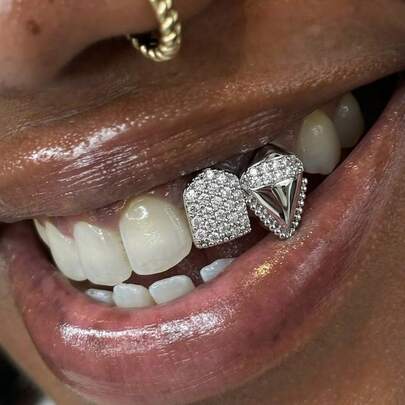 1 chiếc phụ kiện trang sức hình răng, thích hợp để đeo hàng ngày.