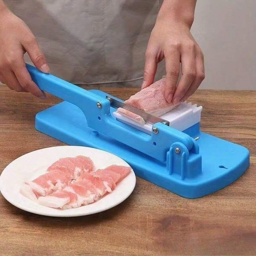 1. Máy thái thực phẩm công nghiệp với lưỡi dao điều chỉnh được - Thích hợp cho thịt đông lạnh, rau củ, trái cây - Lưỡi dao dễ vệ sinh và thiết kế nhỏ gọn - Lý tưởng cho nhà bếp gia đình, nhà hàng - Trạm sơ chế tiết kiệm không gian trên mặt bàn