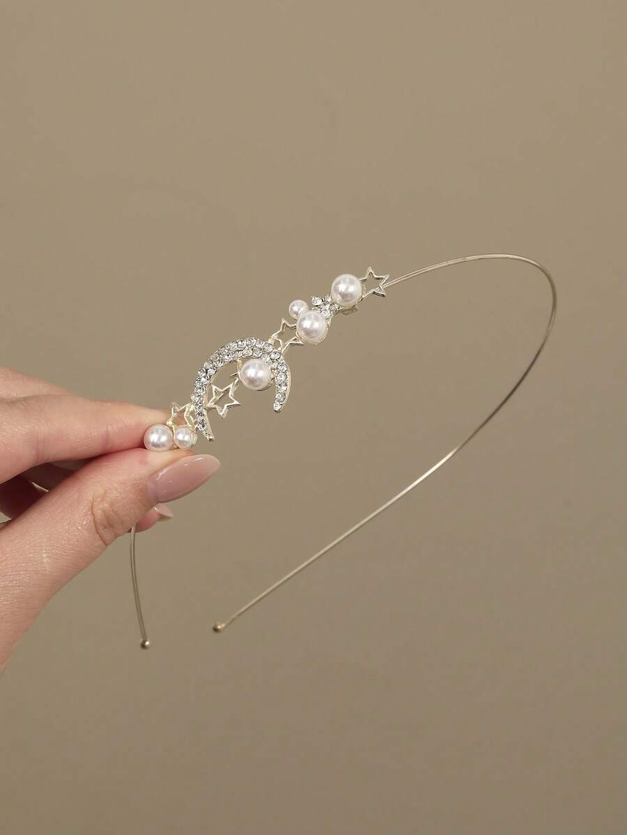 Tiara de cabelo delicada com estrela e lua, cristais e pérolas artificiais, feita em liga metálica. Elegante e refinada, perfeita para uso diário, deslocamentos, passeios, viagens, como presente ou acessório de férias. Ideal para festivais e festas. - Ouro - Ver 1