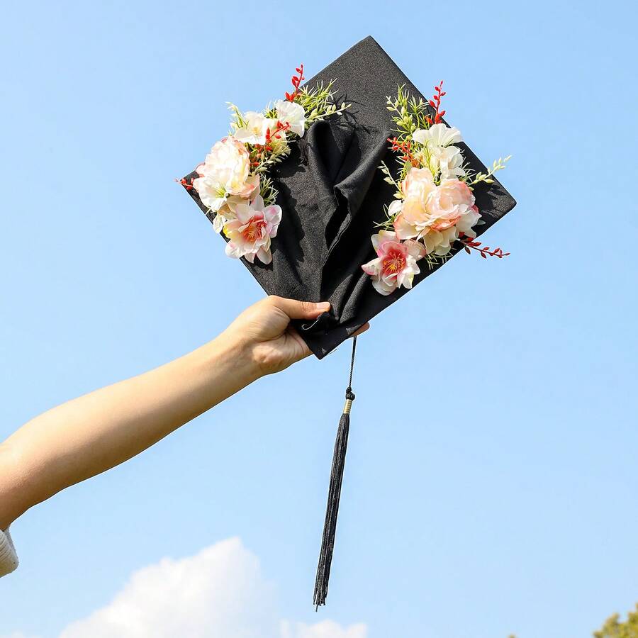 Decorazione per tocco da laurea fatta a mano con fiori di peonia rosa e bianchi, impreziosita da bacche rosse e fogliame verde, decorazione per tocco da laurea, regalo di laurea personalizzato per feste di laurea universitarie e delle scuole superiori, spiaggia, matrimonio - Multicolore - Visualizzare 1