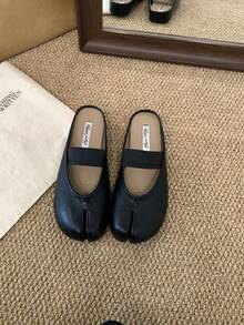 Unique Split-Toe Ballerina Flats In Deep Black With Anatomical Toe Separation And Soft Footbed, Discreetly Increasing Comfort For Long City Walks And The Demanding Business Casual Look. - 棕色 - 查看 10