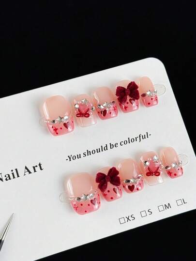 Bộ 10 móng giả cao cấp, kiểu dáng ngọt ngào và đáng yêu, được vẽ tay hình trái tim, nơ 3D và đính kim cương lấp lánh, thích hợp cho cô dâu, tiệc cưới, tiệc đính hôn, những buổi hẹn hò lãng mạn của các cặp đôi và các sự kiện Ngày Valentine.