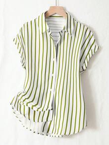 Áo sơ mi tay ngắn dáng suông vai rớt, kẻ sọc thời trang mùa hè, chất liệu polyester, cài cúc phía trước phối màu tương phản, thiết kế ngắn phía trước dài phía sau. - Nền trắng với các sọc xanh lá cây - Xem 7