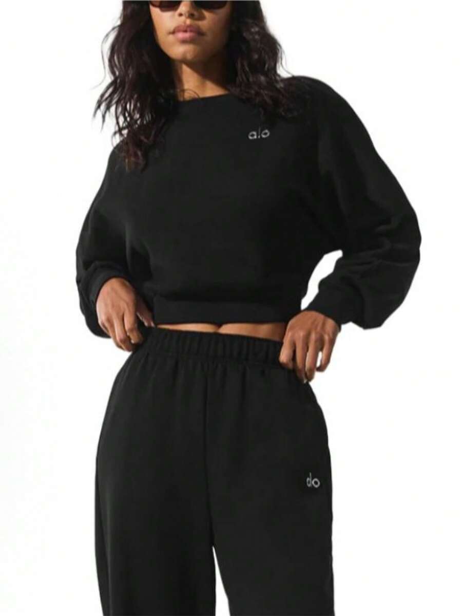 Alo Yoga Cropped Accolade Crewneck | Heavyweight Soft French Terry | Luxe Brushed Interior | Drop-Shoulder Relaxed Fit | Iconic Chrome Logo Detail | The Ultimate Street-To-Studio Staple - 黑色 - 查看 1