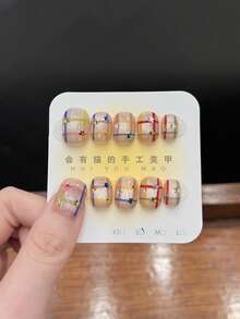Móng giả vuông ngắn nhiều màu Dopamine, trang trí sao sọc nhiều màu sắc, phù hợp cho sử dụng hàng ngày, thiết kế sọc tương phản Dopamine + sao đính đá, mang đến vẻ ngọt ngào và cá tính, bắt mắt, nền màu nude tôn da, phù hợp với cả phong cách ngọt ngào và cá tính. - Nhiều màu - Xem 1