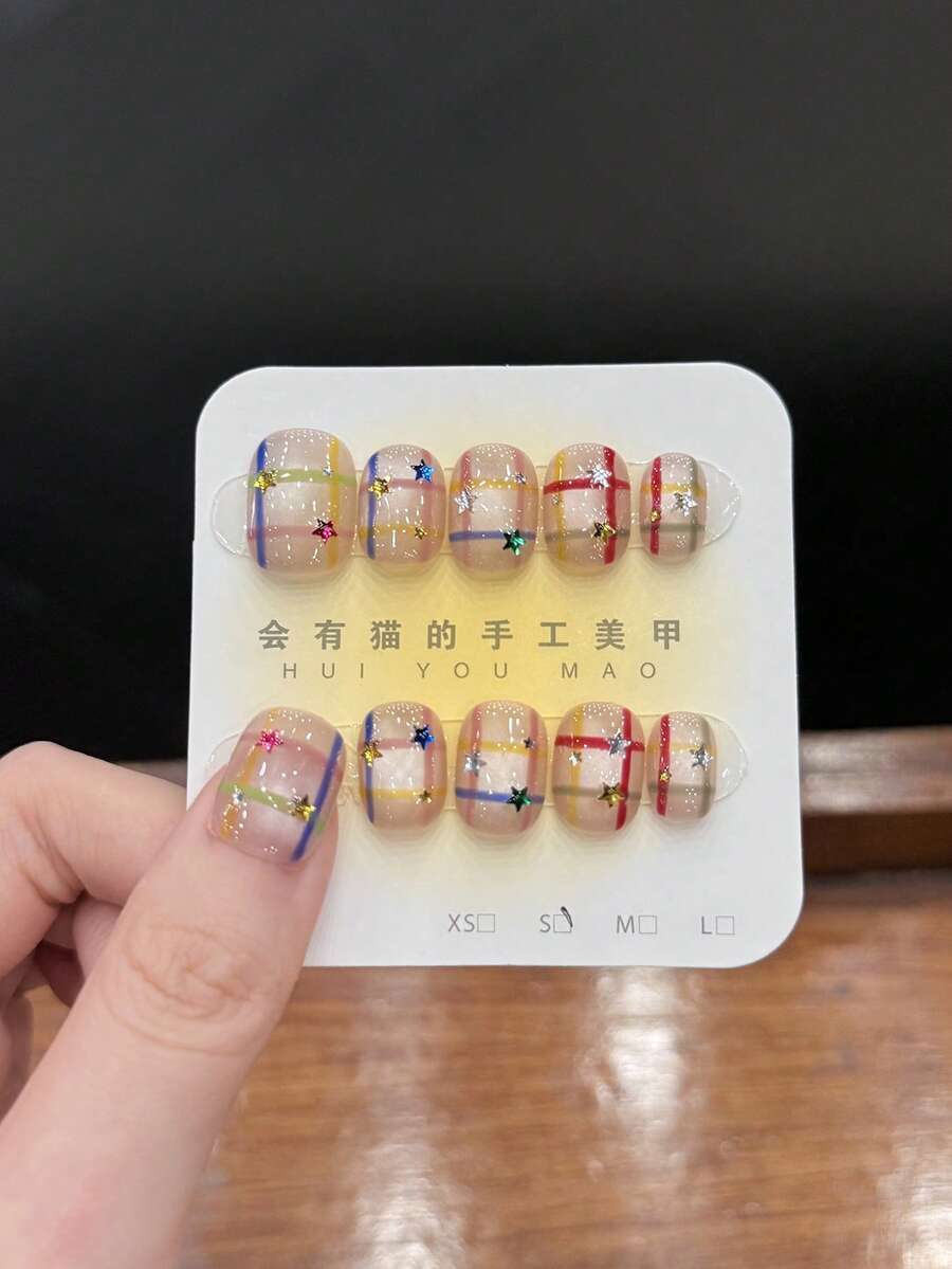 Móng giả vuông ngắn nhiều màu Dopamine, trang trí sao sọc nhiều màu sắc, phù hợp cho sử dụng hàng ngày, thiết kế sọc tương phản Dopamine + sao đính đá, mang đến vẻ ngọt ngào và cá tính, bắt mắt, nền màu nude tôn da, phù hợp với cả phong cách ngọt ngào và cá tính. - Nhiều màu - Xem 1