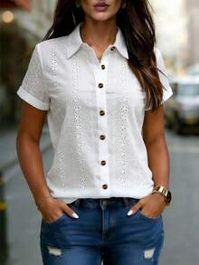 Áo kiểu nữ tay ngắn màu trắng thêu họa tiết rỗng, cài cúc phía trước, dáng regular fit, chất liệu vải dệt hơi xuyên thấu, kiểu dáng thanh lịch mùa hè. - trắng - Xem 1