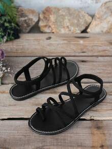 Un par de sandalias planas de mujer de moda, diseño elegante de unicolor con cruce, encantador, adecuado para varias ocasiones, vacaciones y playa - Negro - Ver 5