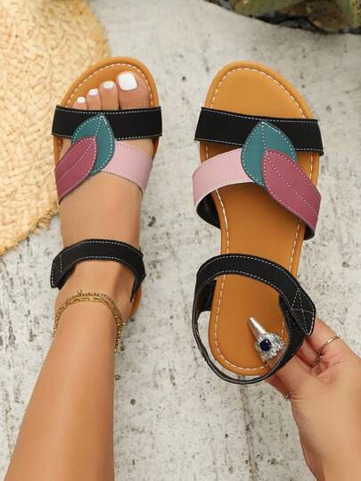 Dép xăng đan thoáng khí thời trang mới mùa xuân/hè dành cho thanh thiếu niên, họa tiết lá cây, phối màu khối, quai dán, đế bằng, hở mũi, kiểu dáng casual, phối màu đen, phối màu trắng.