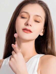 Este juego de 2 piezas de herramientas de masaje facial y Gua Sha incluye un rodillo de masaje de doble cabezal y una tabla de Gua Sha con forma de corazón. Ayuda a reducir la hinchazón facial, calmar y suavizar la piel, y revelar un brillo natural. - A - Ver 3