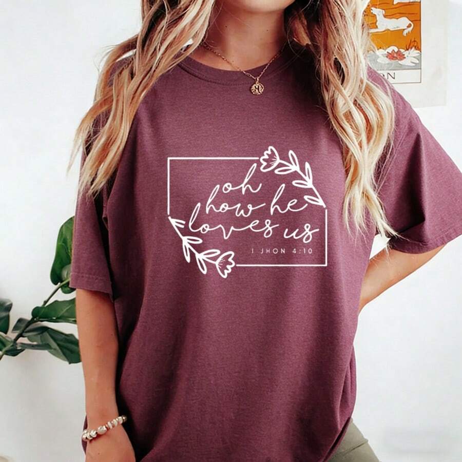 Women's Christian Faith T-Shirt "Oh How He Loves Us" 1 John 4:10 Bible Verse With Floral Border Print - Soft Maroon Short Sleeve Casual Tee For Church, Christmas, Valentine's Day & Casual Attire - Inspirational Religious Gift For Women - Màu tím - Xem 1