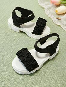 1 đôi sandal hè màu đen cho bé gái, đế dày, quai ngang xếp ly màu đen có khóa dán, kiểu dáng công chúa trẻ trung, đa năng, phù hợp cho tiệc tùng, họp mặt, đám cưới, kỳ nghỉ. - màu đen - Xem 5